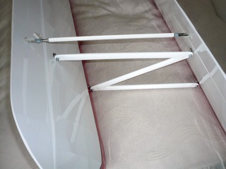 Illustrates the mounting of the aileron connection rods.